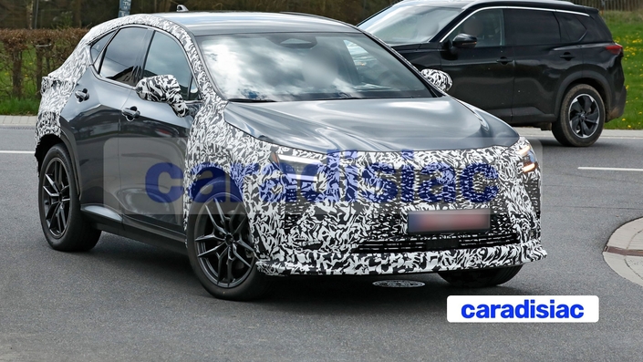 Se déplaçant en étant fortement camouflé sur le réseau routier allemand, le prototype du Lexus NX restylé poursuit ses essais de mise au point avant son lancement qui devrait avoir lieu au début de l’année prochaine.