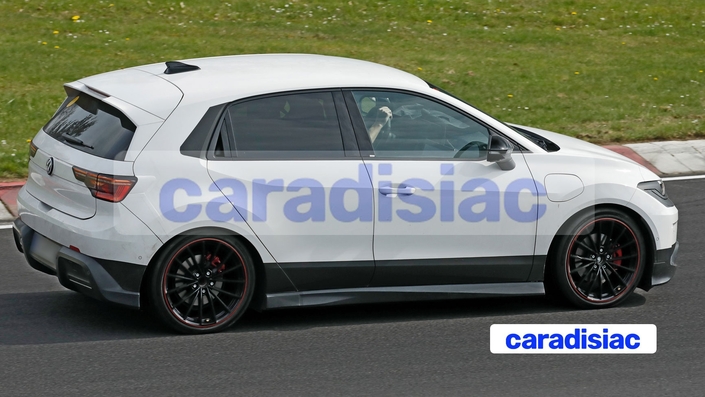 Ne vous fiez pas au style de cette auto qui est encore très camouflée. On peut voir près des feux, les plis de cette couverture plastique qui recouvre encore totalement cette auto. Projecteurs et feux sont également recouverts d’une couche d’adhésifs.