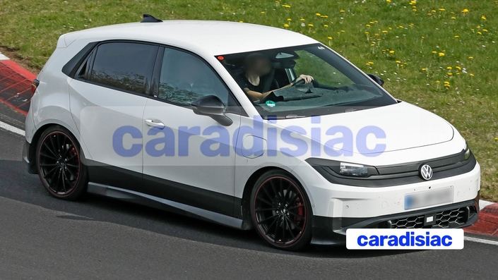 Il ne sera bientôt plus question de chiffres ou de noms inventés pour les prochaines voitures électriques de la marque de Wolfsburg. L’ID.Polo est la première à reprendre le nom de la version thermique, les ID. Golf et ID.Passat devraient suivre. 