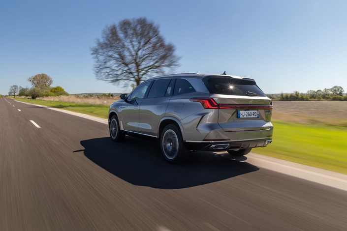 Nous avons parcouru 88 km en 100 % électrique, en ayant emprunté de l'autoroute à 110 et 130. Sur parcours mixte, les 100 km promis sont parfaitement à portée. Batterie vide, nous avons relevé 6,6 litres/100.