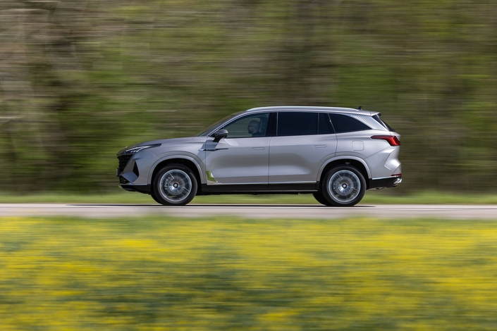 Près de 300 ch sur la fiche technique, certes, mais volant en main, on a plutôt l'impression d'en avoir 200. C'est inhérent au système hybride de MG, où le moteur thermique sert surtout de générateur, et entraîne rarement les roues avant avec son homologue électrique.