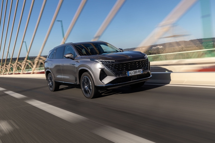 Le MGS9 est imposant, et sa conduite en milieu urbain requiert de la vigilance. Cela dit, en mode EV, le silence et le confort en ville est appréciable.