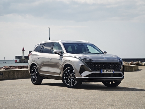 Le gabarit est imposant, et le style assez passe-partout, même si la grosse calandre, la signature lumineuse en V et les chromes cherchent à donner un côté premium.