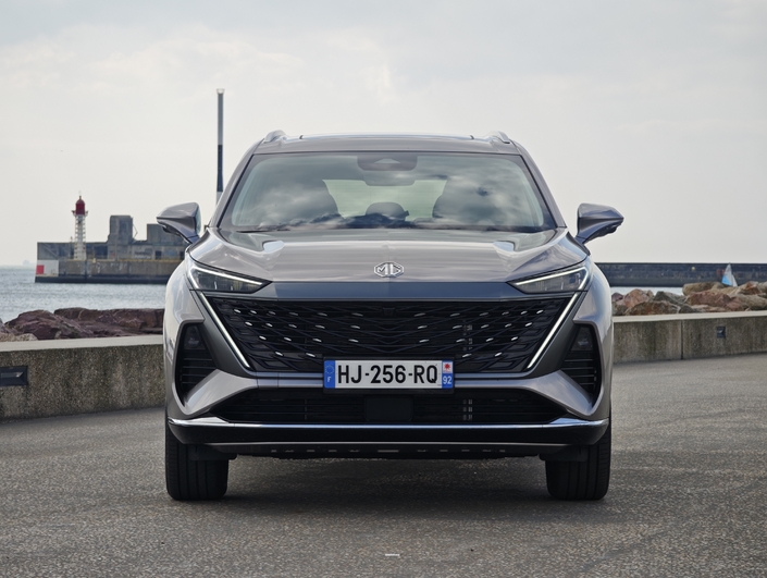 La calandre est imposante, et encadrée par les feux de jour à signature en V inversés. Pas moche, mais pas très fin non plus.