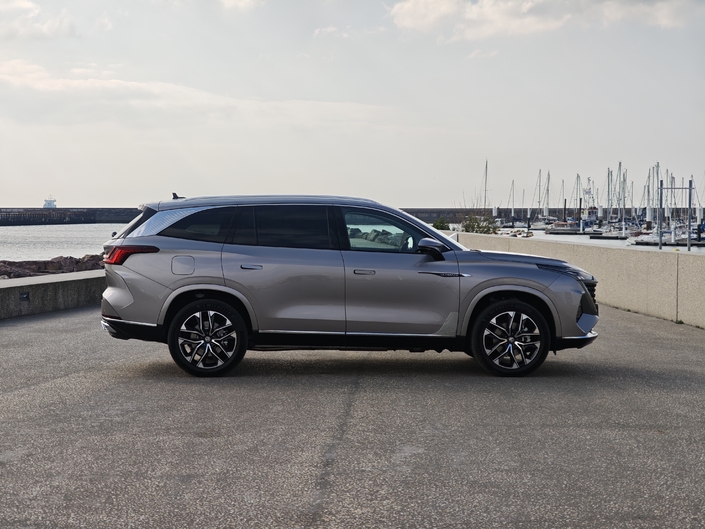 Le profil laisse voir les grosses jantes de 20 pouces, et des lignes creusées au niveau des ailes qui font penser à certains modèles Cupra. La pièce chromée sur le montant arrière est un peu too much.