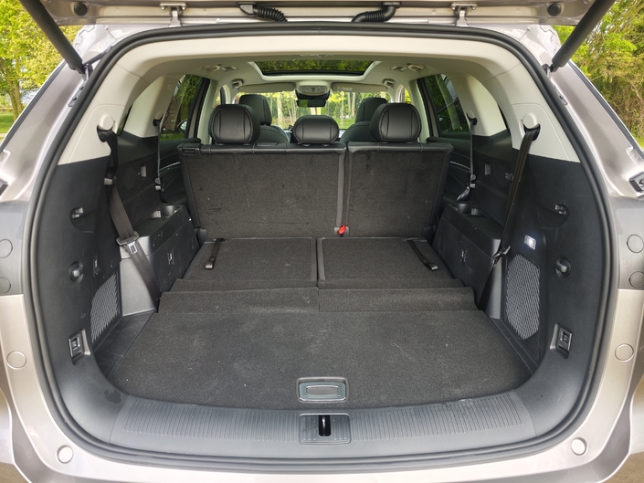 Le volume de coffre oscille entre 332 litres en configuration 7 places, 557 litres en 5 places (sous cache bagage) et 2 093 litres toutes banquettes rabattues. Mais en 5 places, on a plus l’impression d’avoir 750 litres que 557.