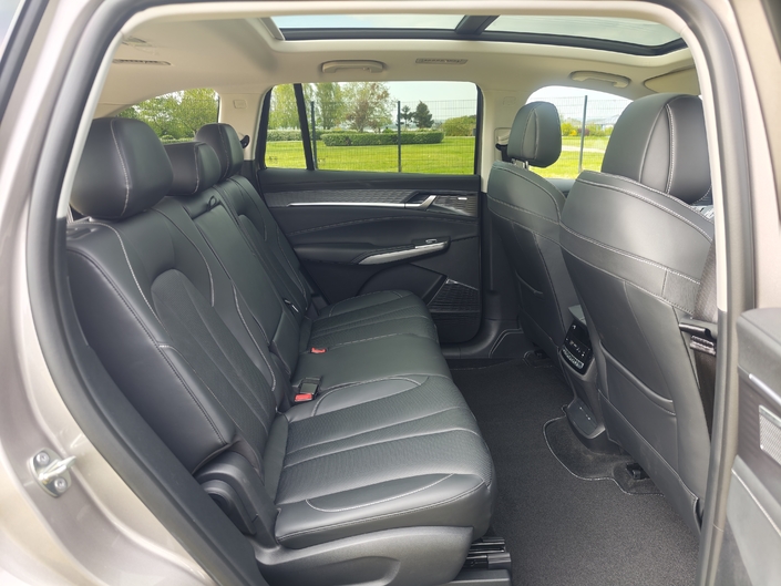 La banquette de 2e rangée est confortable, coulissante, rabattable, avec dossiers inclinables. Et le plancher plat rend la place centrale exploitable. Et il y a tous les aspects pratiques : aumônière, lumière, poignée de maintien, accoudoir, gestion de la clim, prises USB-C...