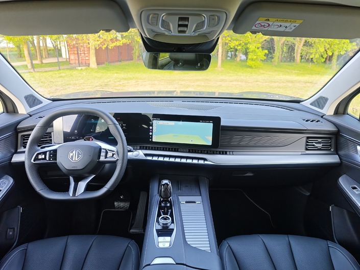 La planche de bord est assez sombre mais présente bien. Les matériaux sont de bonne facture, et même très bonne quand on regarde le prix. Beaucoup de plastiques sont moussés, les sièges sont surpiqués, les deux écrans font 12,3 pouces chacun et l’ergonomie et tout à fait correcte avec des boutons séparés pour accéder à la climatisation (après, ça se passe sur l’écran).