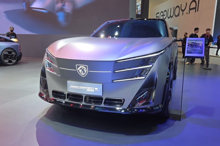 Clairement, l’éclairage, avec ces trois fines optiques, se confirme chez Peugeot.