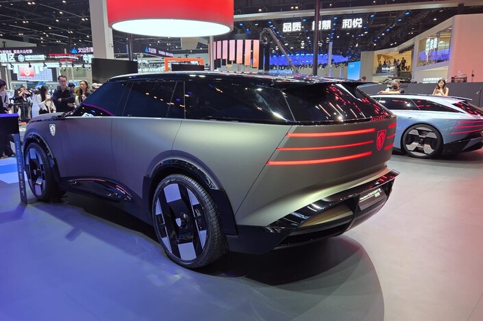 Pavillon fuyant, lunette très inclinée, ce Concept 8 joue la carte du dynamisme.