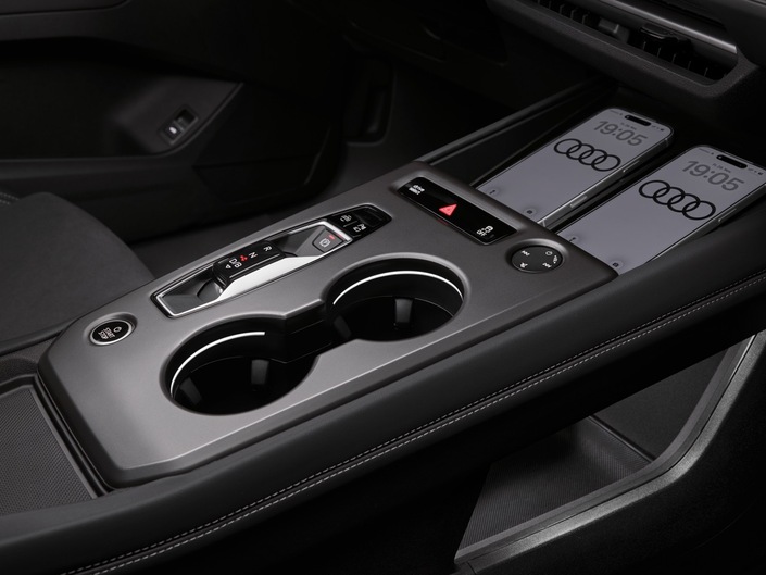 La console centrale redessinée accueille l'incontournable dispositif de recharge par induction (ventilé) pour les smartphones.