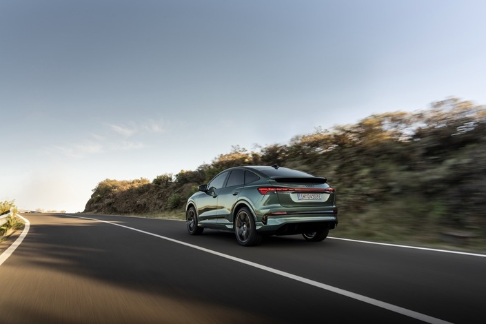 Le Q4 e-tron dispose en série de toutes les aides à la conduite attendues à ce niveau de gamme: assistant de stationnement avec affichage des distances, alerte de franchissement de ligne avec assistance d’urgence, reconnaissance des panneaux de signalisation, détection de l’attention du conducteur, assistant de freinage d’urgence avec aide à l’évitement, ou bien encore assistant de trafic transversal avant. 