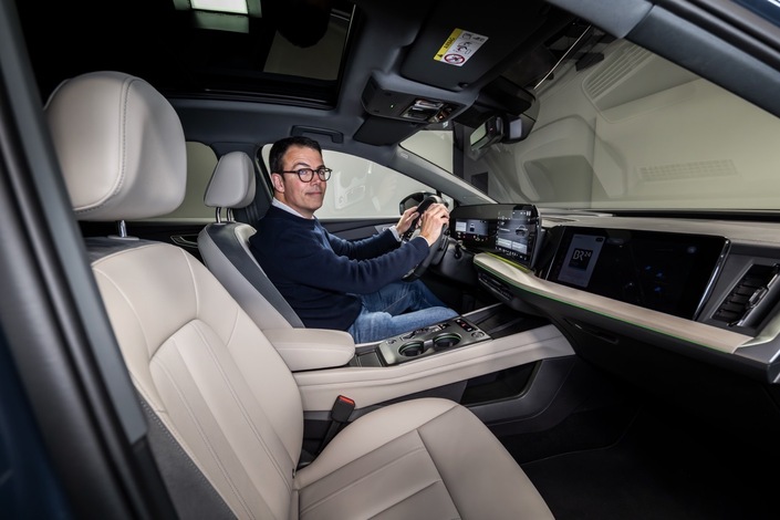 Le large écran incurvé faisant face au conducteur donne un joli cachet "techno" à un habitacle par ailleurs parfaitement présenté. Il combine une instrumentation de 11,9 pouces et un écran tactile MMI de 12,8 pouces. L'auto intègre aussi l'intelligence artificielle ChatGPT.