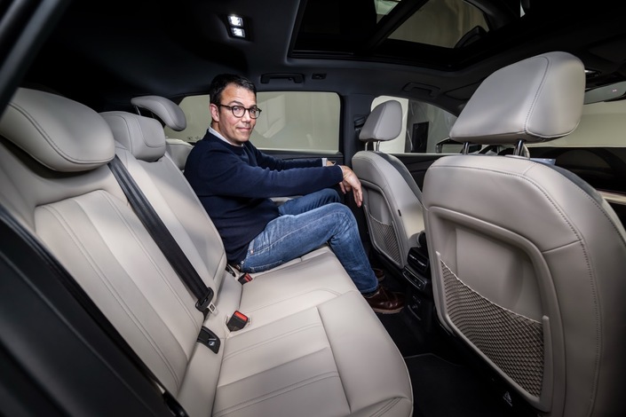 La longueur du Q4 e-tron s'établit à 4,59 m, soit 20 cm de moins que le Model Y. Cela a pour conséquence une habitabilité moindre, même si l'accueil est plutôt bon aux places arrières. Pour autant, la place dévolue au passager du milieu n'est guère enviable.