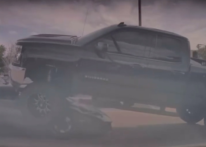 Elle roule sur une Lamborghini avec son pick-up