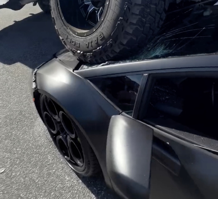 Elle roule sur une Lamborghini avec son pick-up