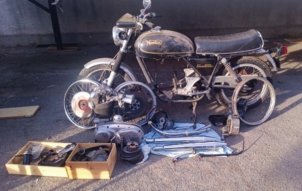 Norton Commando 850 cm3 1977 (lot n° 12)