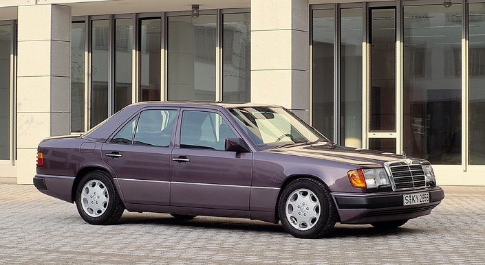 On dirait une Mercedes 200D avec de belles jantes : la 400E cultive la discrétion, ne laissant pas supposer qu'un V8 de 279 ch trône sous son capot.
