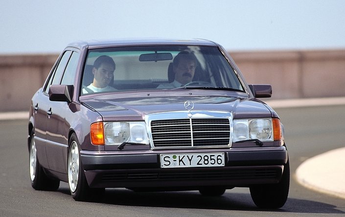 Puissante et équilibrée, la Mercedes 400E, ici en 1992, est avant tout une formidable autoroutière, silencieuse et confortable.
