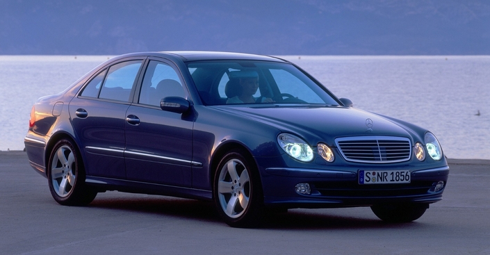 Malgré ses bientôt 24 ans, la Mercedes E500 W211 conserve une ligne séduisante, marquée par l'élégance et la fluidité.
