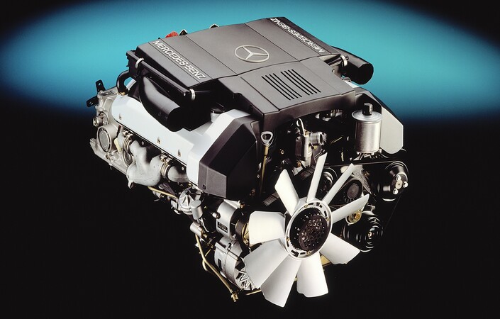 Le V8 M119 de la Mercedes 400E est de la même famille que celui de la 500E. Il s'agit d'un 4,2 l à 32 soupapes tout en alliage doté d'un déphaseur sur chaque arbre d'admission.Très moderne en 1992 !
