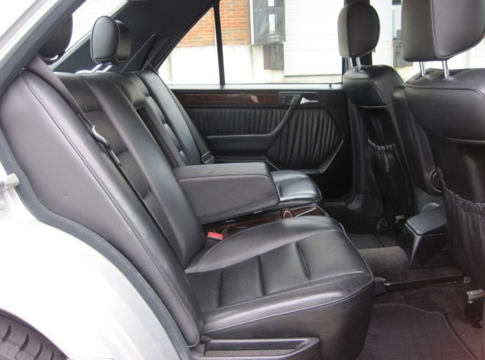 A l'arrière de la Mercedes 400E, l'espace n'est pas extraordinaire, mais on s'y sent tout de même bien.