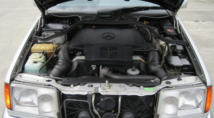 En lui-même, le V8 M119 de la Mercedes 400E est très solide, mais les périphérique le sont nettement moins, à commencer par le faisceau. Le moteur remplit bien son espace, ce qui complique les interventions.