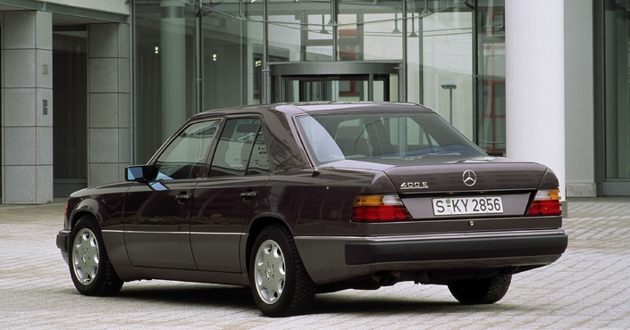 Seul le monogramme permet de distinguer la 400E des autres Mercedes W124. Cette variante, apparue en 1991, bénéficie d'emblée des bas de caisse intégraux.