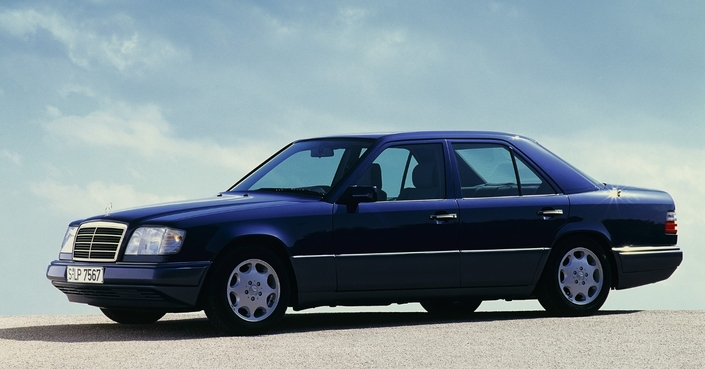 En 1993, la 400E devient E420 à l'occasion d'un restylage qui voit la calandre rétrécir. La mécanique n'évolue pratiquement pas.