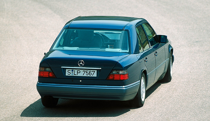 Le restylage que subit la Mercedes W124 en 1993 se remarque également par les feux arrière désormais fumés.