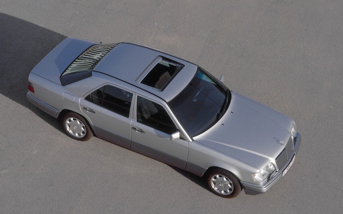 Des options sympas, comme le toit ouvrant, ici en 1993, peuvent renforcer le côté collector d'une Mercedes 400E/E420.