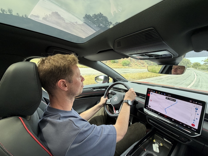 Sur la route, l’ID.7 GTX n’est pas vraiment sportive même si elle affiche une efficacité dynamique très sérieure. Elle est surtout très confortable.