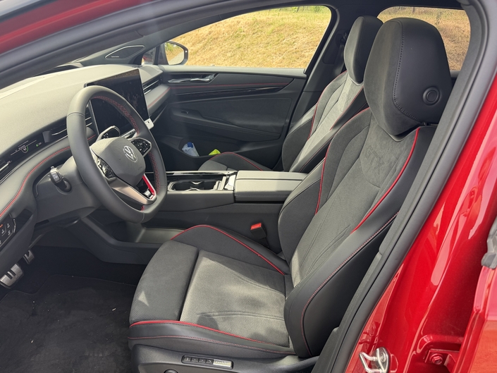 L’ID.7 GTX a droit à une sellerie spécifique et une ambiance intérieure plus « sportive ».