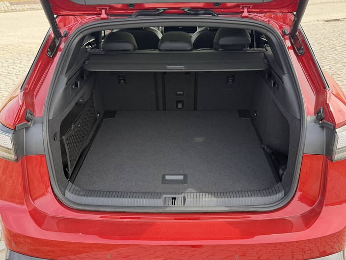 Le coffre promet 605 litres de volume, valeur inférieure à celle d’une Passat thermique.