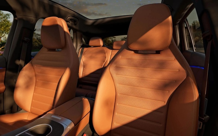 Eh oui, il y a bien trois rangées de sièges dans ce GLC L au lieu de deux sur le GLC normal.