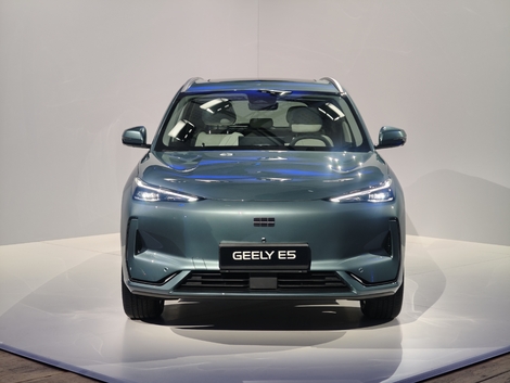 La proue du E5 est très chinoise, avec une signature lumineuse simple et un bas de bouclier un peu plus travaillé. Mais c’est très lisse globalement.