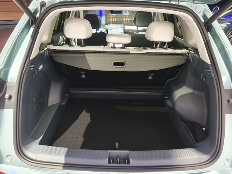 Pour le E5, c’est 461 litres de volume de coffre et un grand espace sous le plancher (voir portfolio).