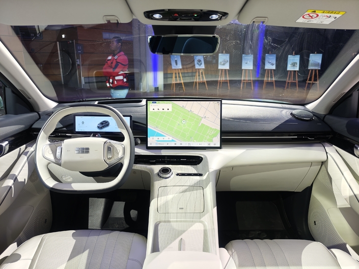 La planche de bord du E5, avec son ambiance claire, et son style épuré. Les matériaux sont de bonne facture, la qualité de réalisation ne souffre pas la critique. En termes d’ergonomie, tout passe par l’écran. Il est ultra-réactif, heureusement.