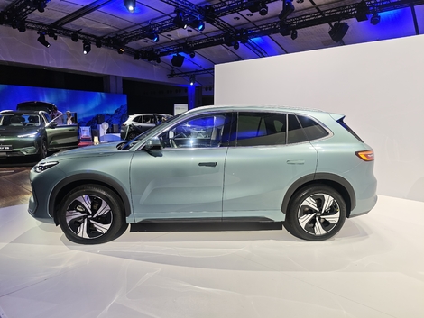 Le Geely E5 mesure 4,61 m de longueur. Un Peugeot E-3008 mesure, lui, 4,45 m, mais il est tout aussi habitable.