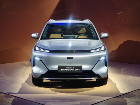 La face avant du Starray a peut-être un peu plus de personnalité, avec son bandeau noir qui relie les feux, et un bouclier au dessin plus sportif.