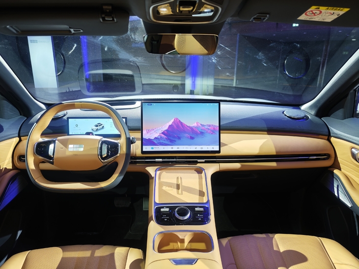 L’intérieur du Starray, très semblable à celui du E5, sauf par certains détails d’aménagement. Mais volant, commandes, haut-parleurs, affichage tête haute 13,8 pouces et écrans sont identiques. 