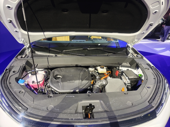 Le Starray est un hybride rechargeable qui développe 262 ch cumulés et peut parcourir jusqu’à 136 km en 100 % électrique avec la grosse batterie.