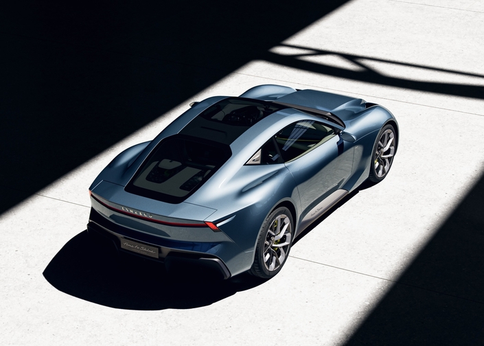 Sous cet angle, elle fait un peu penser à une Jaguar F-Type.