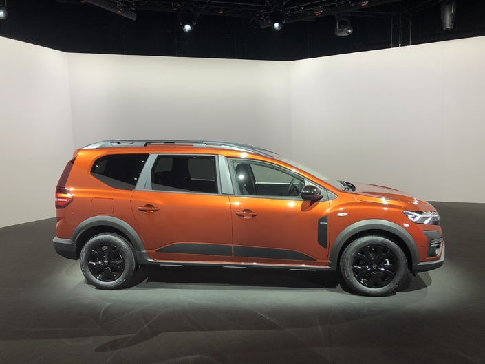4.55 long, the Jogger is the longest model in the Dacia range. Its wheelbase is close to 3 meters (2.90 m).