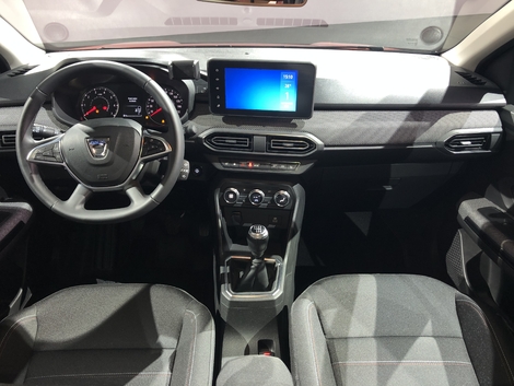 The interior is the same as that of the Sandero, neat, ergonomic and practical.