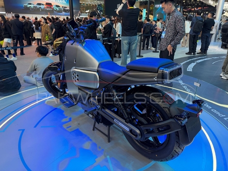 Un géant de l’automobile chinois dévoile une étonnante moto hybride