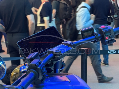 Un géant de l’automobile chinois dévoile une étonnante moto hybride