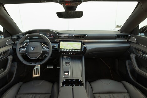 La 508 adopte un nouveau levier de vitesses et un affichage de l’écran central plus large.