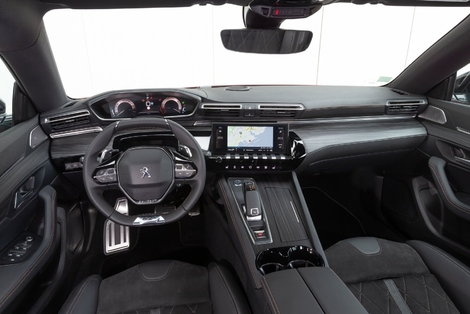 La finition est plutôt soignée à bord, mais le combiné situé en hauteur ne convient pas à tout le monde.