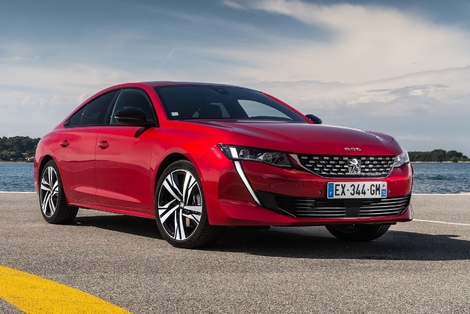 Capot bas et plongeant, calandre et optiques agressives, la 508 a sa propre personnalité, mais sans en faire de trop. 